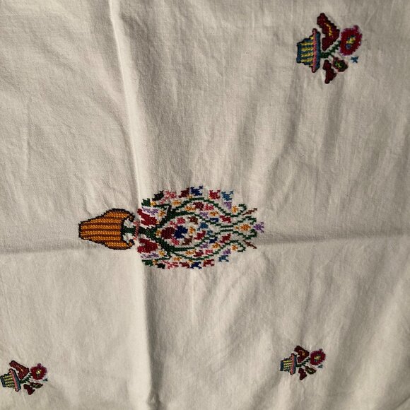 Vintage Hand-Embroidered Pillowcase Set – Floral Basket Design - Picture 8 of 8